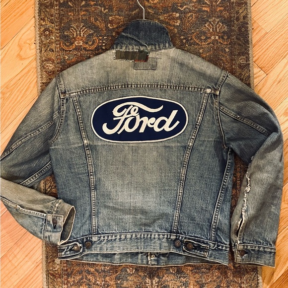 Vintage early to mid 70s Levi’s/Ford denim trucker jacket,with natural distress - Picture 3 of 14